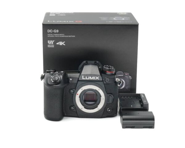 Dieses Panasonic Lumix DC-G9 Gehäuse stammt aus Messevorführungen des Herstellers. Die Kamera weist keinerlei Nutzungsspuren auf und befindet sich nach wie vor im Neuzustand.