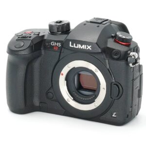 Einzelstück zum Sonderpreis Dieses Panasonic Lumix DC-GH5s Gehäuse kommt aus Hausmesse/Ausstellung des Herstellers. Die Kamera weist keine Nutzspuren auf und befindet sich