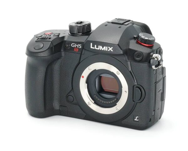 Einzelstück zum Sonderpreis Dieses Panasonic Lumix DC-GH5s Gehäuse kommt aus Hausmesse/Ausstellung des Herstellers. Die Kamera weist keine Nutzspuren auf und befindet sich