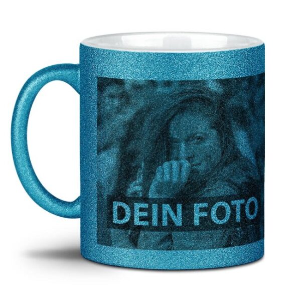 Ein bisschen Glitzer zum Frühstück gefällig? Unsere blaue Tasse mit Glitzereffekt bringt Glamour in den Tag. Mit dem richtigen Spruch bedruckt oder...