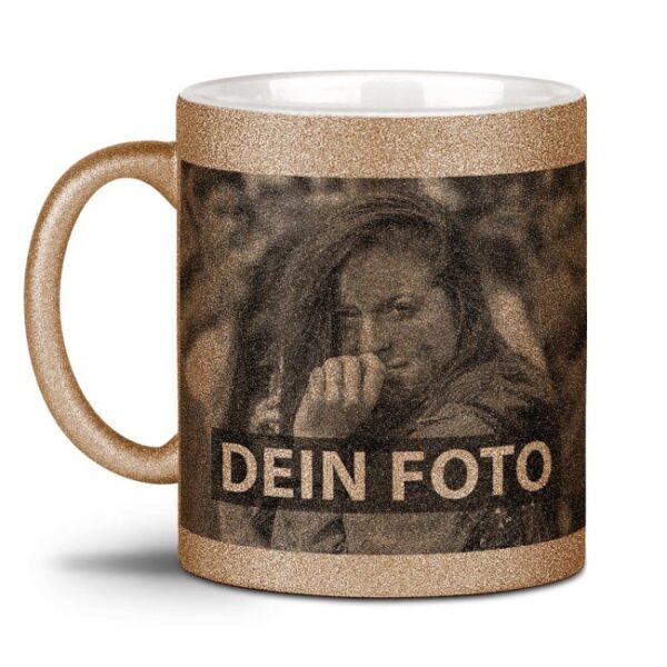 Ein bisschen Glitzer zum Frühstück gefällig? Unsere goldene Tasse mit Glitzereffekt bringt Glamour in den Tag. Mit dem richtigen Spruch bedruckt...