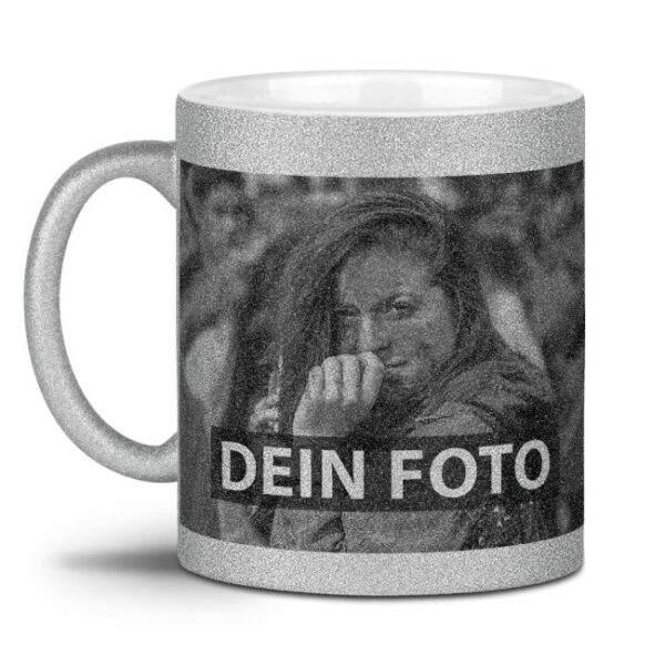 Ein bisschen Glitzer zum Frühstück gefällig? Unsere silberne Tasse mit Glitzereffekt bringt Glamour in den Tag. Mit dem richtigen Spruch bedruckt...