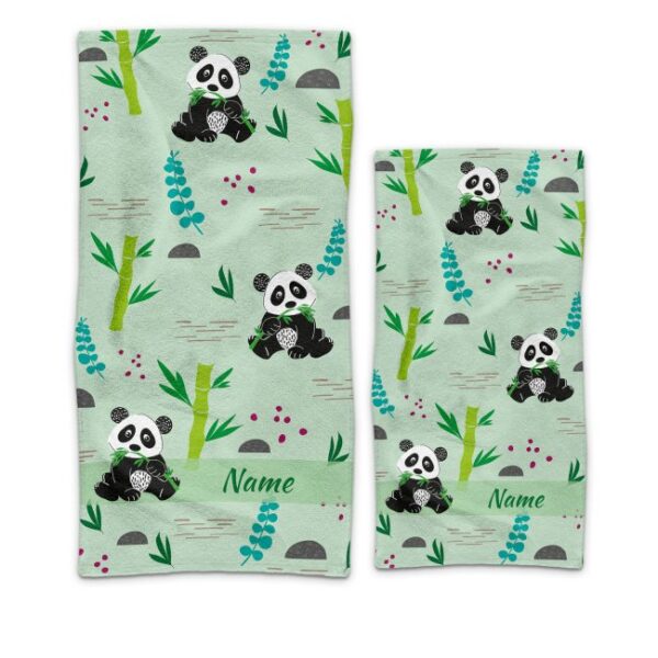 Personalisiere dein ganz eigenes Handtuch mit deinem Wunschnamen auf dem süßen Kinder-Duschtuch mit Panda-Motiv. Unsere kuschelig-weichen...