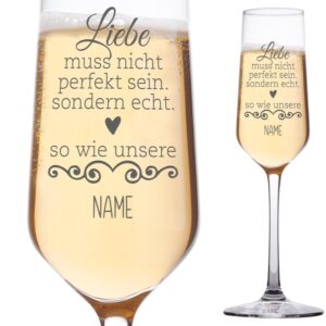 Das Sektglas mit Namensgravur - Liebe muss nicht perfekt sein - kannst Du mit einem Wunschnamen gravieren lassen. Verschenke dieses wunderschöne